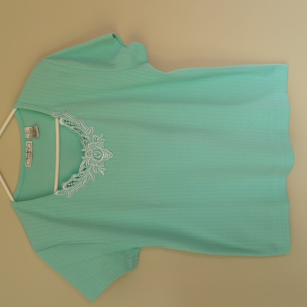 Keneth Too! Lace Crochet Accent Top LARGE Green Pattern
